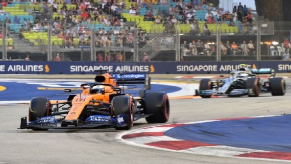McLaren egy Mercedes előtt