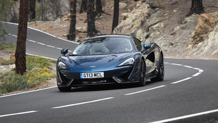 Egy McLaren 570GT kanyargós úton elölről fotózva