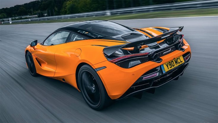 A McLaren 720S hátulról fotózva