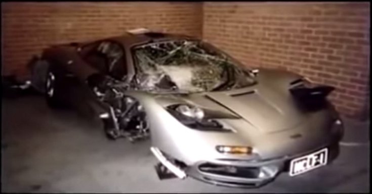 Összetört McLaren F1 szemből
