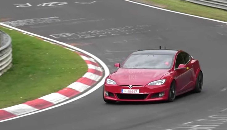 A P100D+ Tesla Model S Plaid a Nürburgring egyik kanyarjában