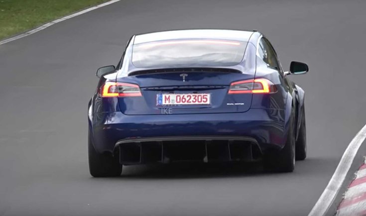 A Dual Motoros Tesla Model S Plaid hátulról fotózva