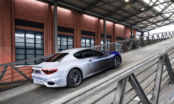Maserati GranTurismo egy lejtőn, félig hátulról
