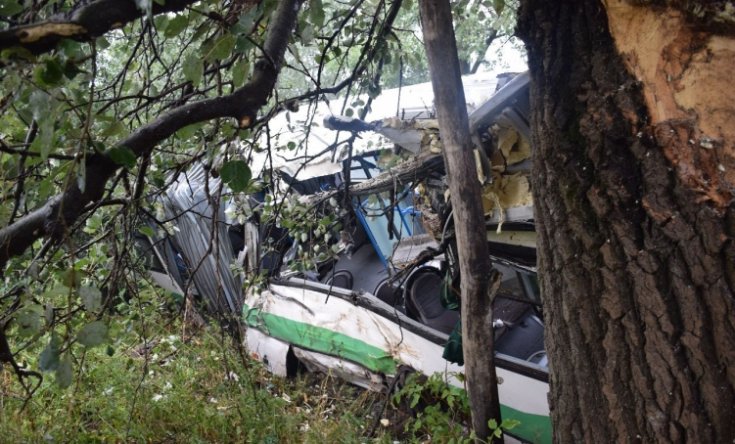 Lopott busz az árokban