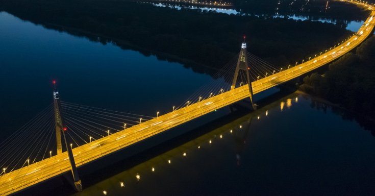 A Megyeri híd naplemente után 2018. szeptember 28-án