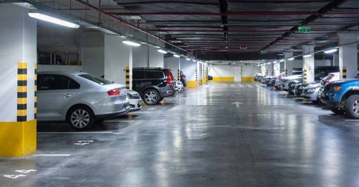 Mélygarázsban parkoló autók