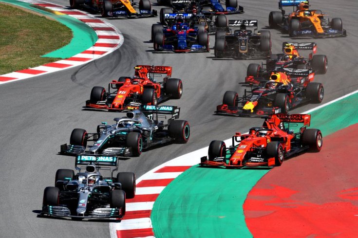 F1-es rajt utáni első kanyarok, élen a Mercedesek