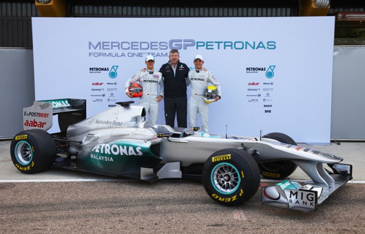 A Mercedes GP Petronas csapatfőnöke és a pilóták