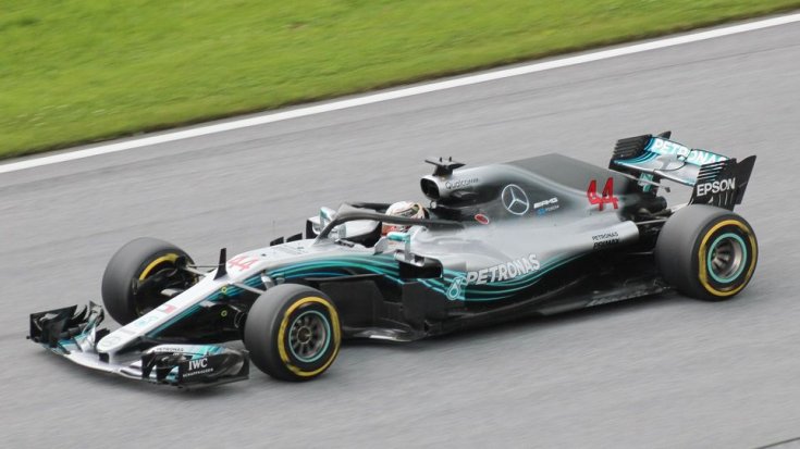 Hamilton vezeti a Mercedes autóját