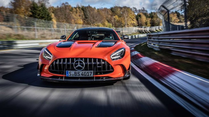 A Mercedes-AMG GT Black Series modell a Nürbordring egyik kanyarjában, szemből