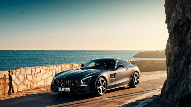Mercedes-AMG GT tengerparti környezetben, mely a 2. helyezett az I-Pace után