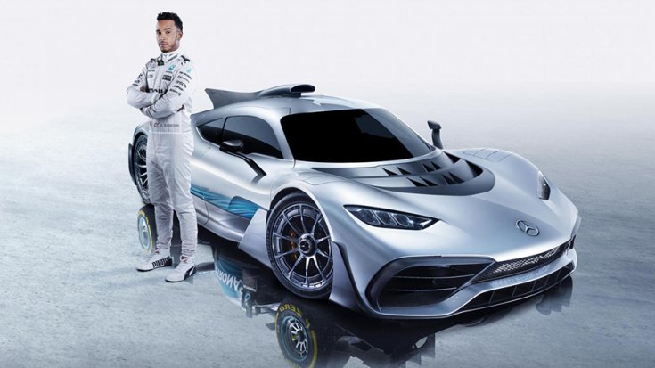 Egy Mercedes-AMG One Lewis Hamilton mellett