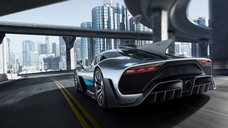 Forma-1 motoros Mercedes-AMG One modell az úton hátulról