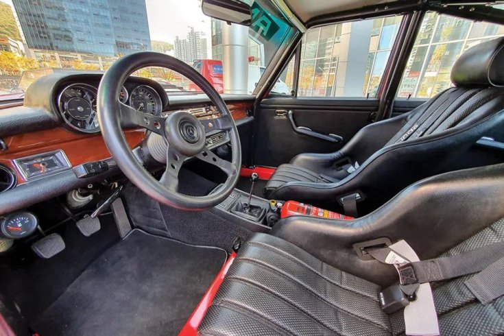 Mercedes-Benz 300SEL 6.8 AMG replika beltér