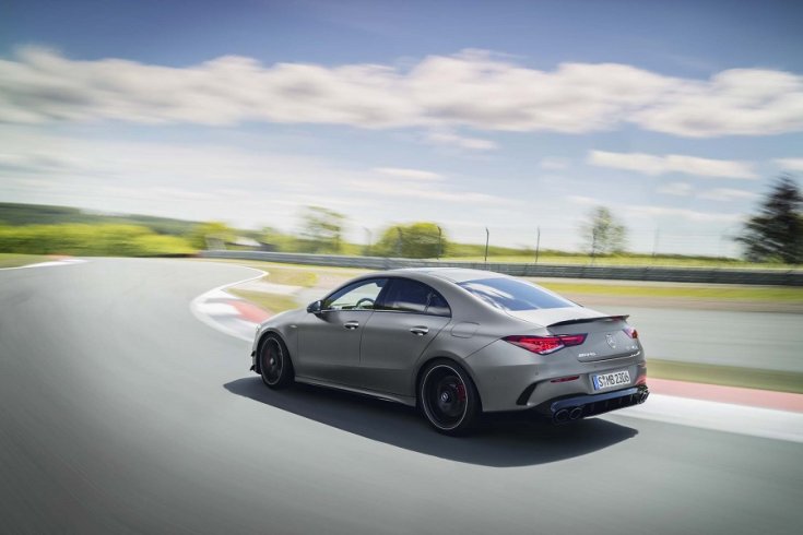 Mercedes AMG CLA45 S hátulról menet közben egy versenypályán