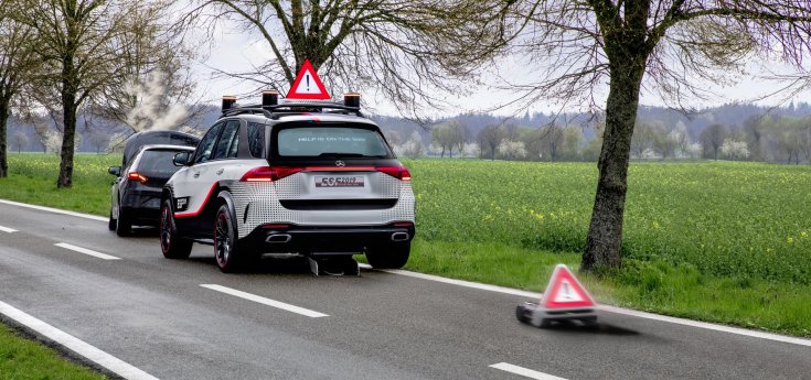 Mercedes-Benz GLE ESF2019 kísérleti jármű veszélyre figyelmeztető robot