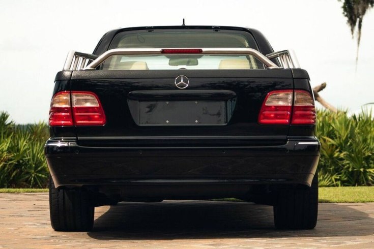 Mercedes-Benz E320 pick up modell egy parkolóban hátulról