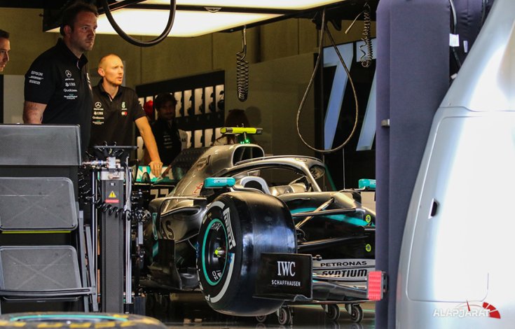 A Mercedes egyik autója a boxban