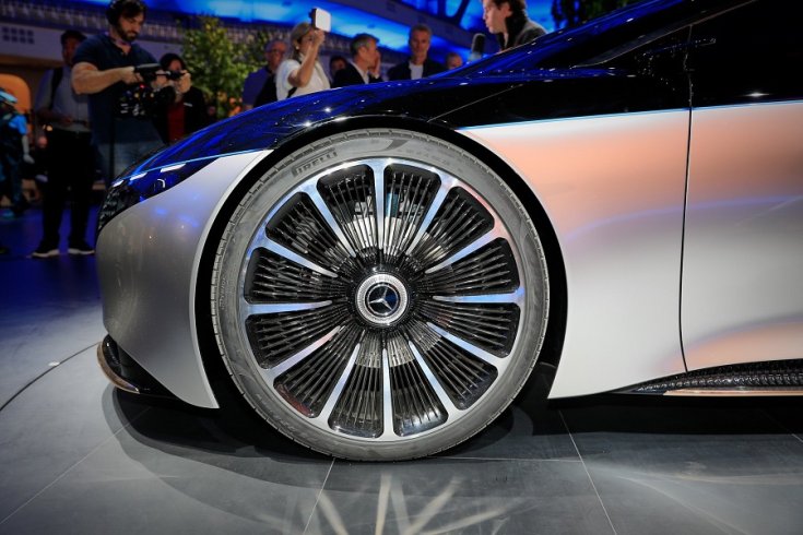 Mercedes-Benz EQS oldalról fotózva a Frankfurti Autószalonon