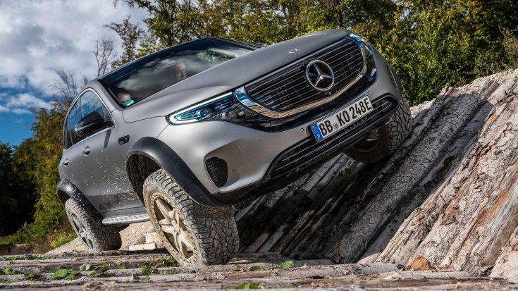 Elektromos Mercedes EQC 4x4²-es terep kivitelben fa akadályokon szemből