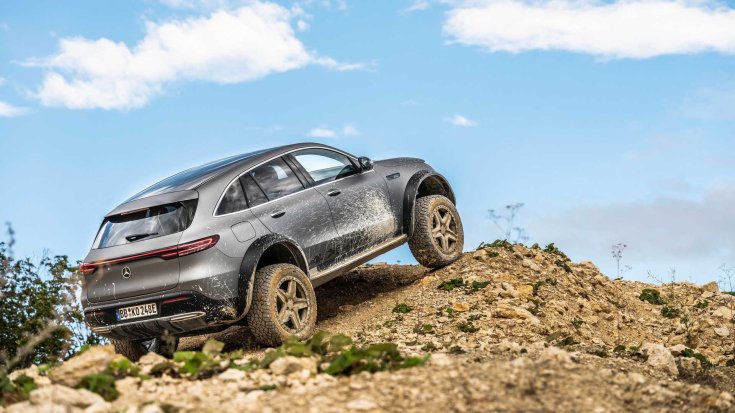 Átalakított Mercedes EQC 4x4²-es terep kivitelben, egy kőbányában