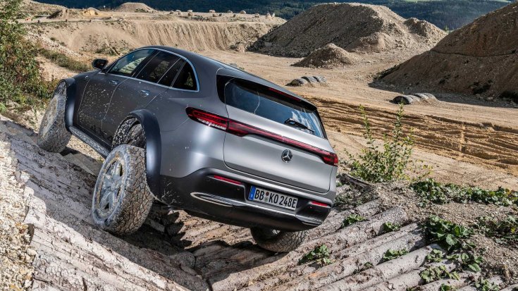 Tisztán elektromos Mercedes EQC 4x4²-es terep kivitelben, egy kőbányában, hátulról
