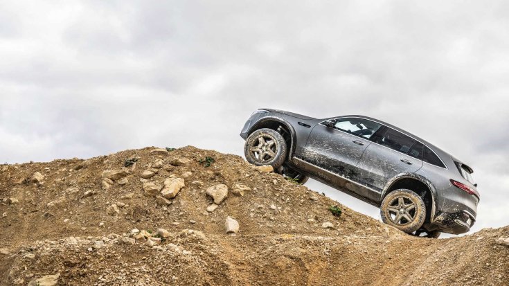 Átalakított Mercedes EQC 4x4²-es terep kivitelben egy dombra hajt fel, oldalról