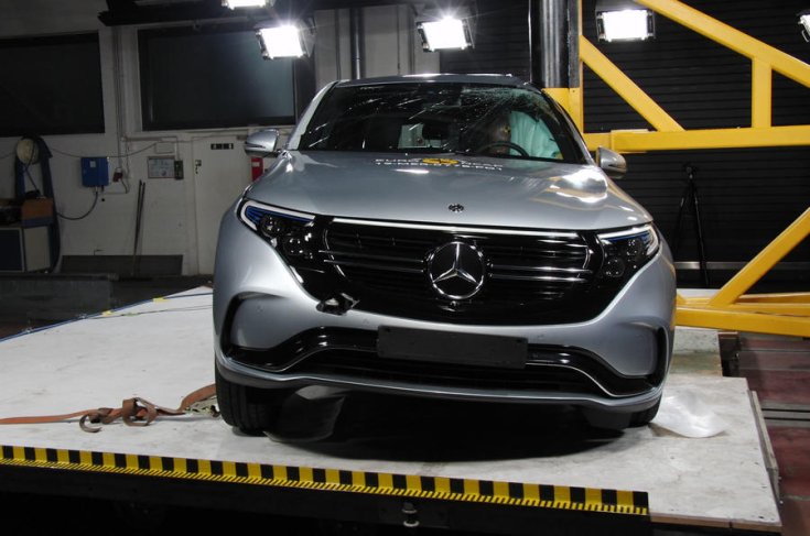 Mercedes-Benz EQC elölről fotózva