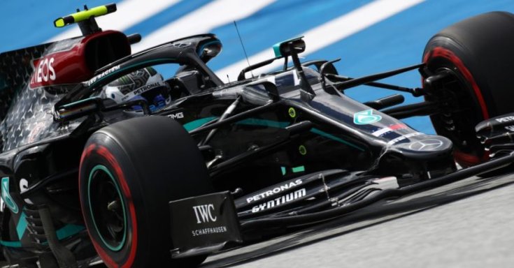 Lewis Hamilton a feketére festett Mercedes volánja mögött