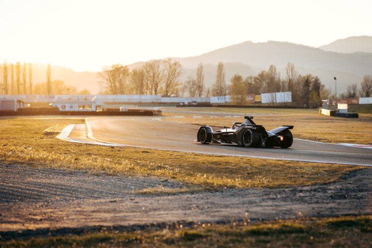 Mercedes Formula E teszt a lemenő napfényben