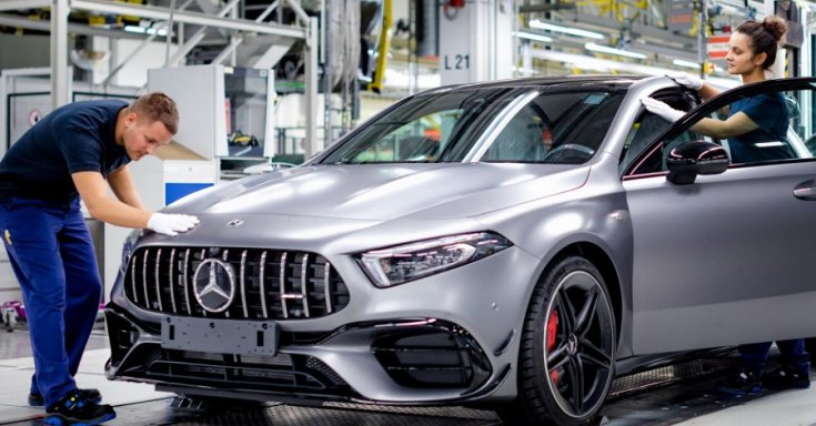 Dolgozók teszik a munkájukat a Mercedes kecskeméti gyárában