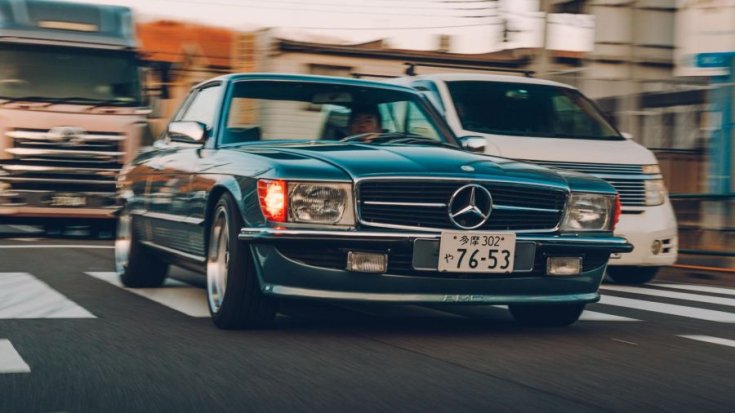 Toyota Supra motoros Mercedes-Benz 450 SLC elölről