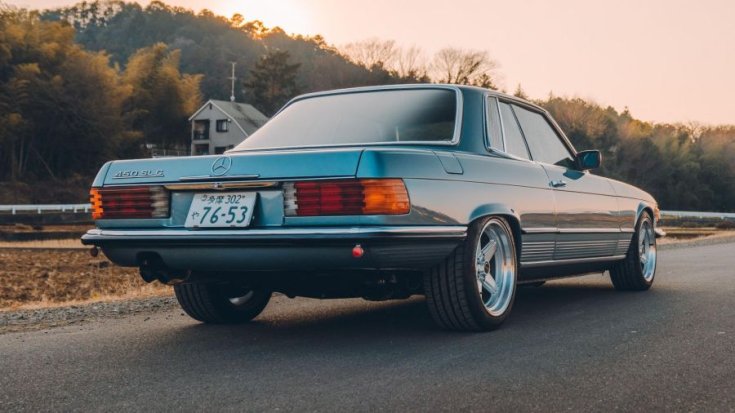 Toyota Supra motoros Mercedes-Benz 450 SLC hátulról