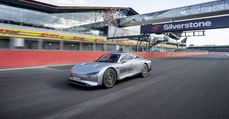 fotó egy silverstone-i versenypályán száguldó, ezüst színű Mercedes Vision EQXX villanyautó prototípusról
