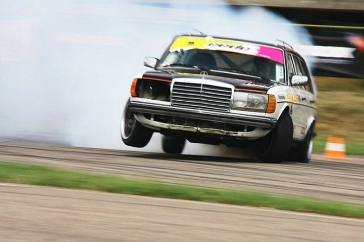 Mercedes W123 drift
