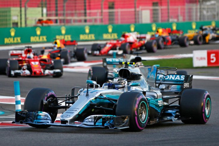 Mercedes az élen a mezőny előtt, rajt után