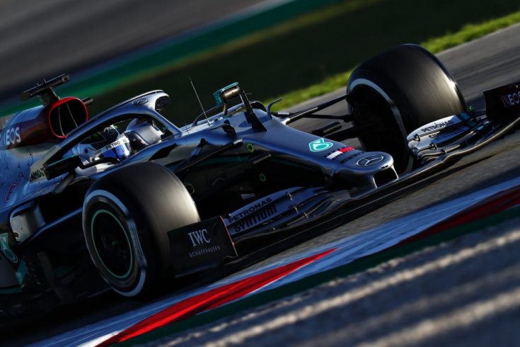 Lewis Hamilton alatt megállt a Mercedes a pályán