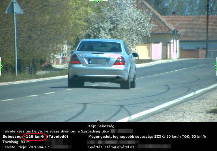 130-cal száguldó Mercedes hátulról lefotózva