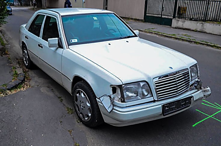 Fehér Mercedes szemből
