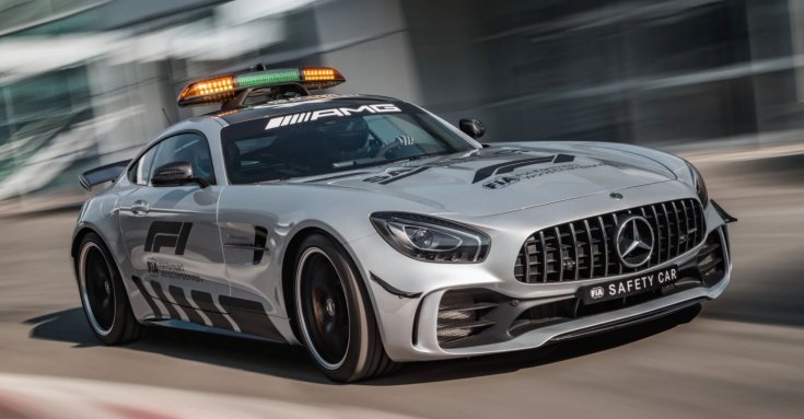 Bernd Mayländer a Mercedes-AMG GT-R volánja mögött féloldalról