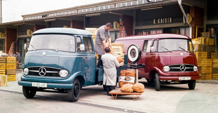 2 darab Mercedes-Benz L 319, balra kék platós, jobbra meggypiros furgon, középen munkások