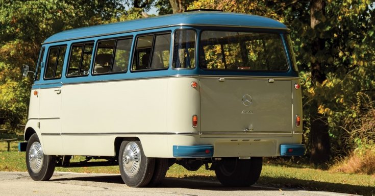 1955 Mercedes-Benz L O 319 mikrobusz, kék és fehér, RM Sotheby’s, hátulnézet
