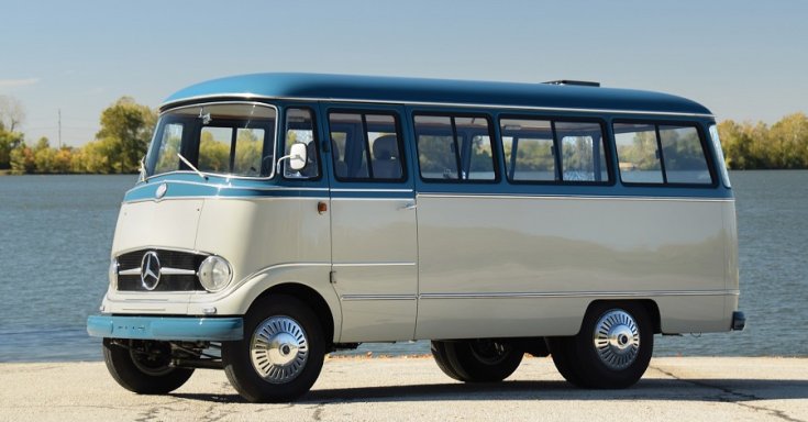 1955 Mercedes-Benz L O 319 mikrobusz, kék és fehér, RM Sotheby’s, oldalnézet, jobbról