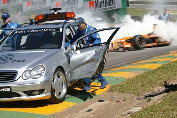 Mercedes C32 féloldalról egy baleset után