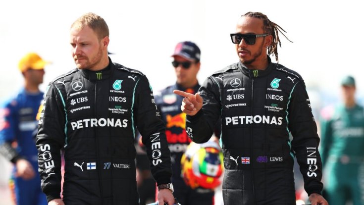 Valtteri Bottas és Lewis Hamilton egymás mellett Mercedes szerelésben szemből