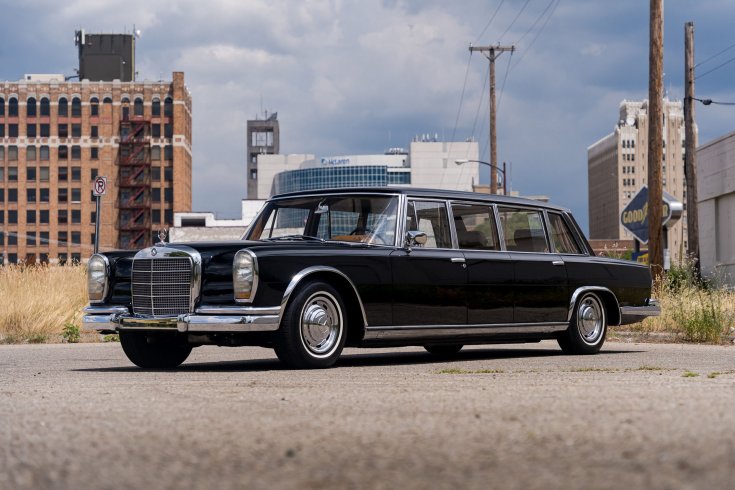Fekete Mercedes 600 Pullman egy parkolóban, oldalról, hátulról fényképezve