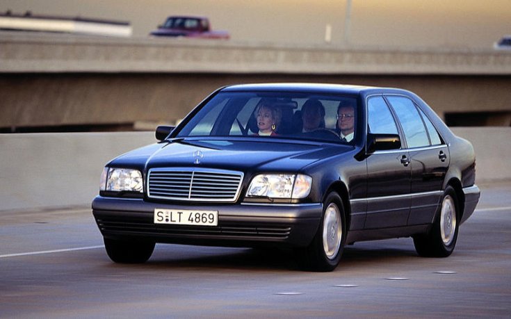 A Mercedes S600 menet közben