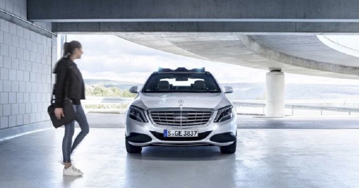 Mercedes-Benz S-osztály, tanulmányautó, 2019, ezüst, elölnézet, balra női alak
