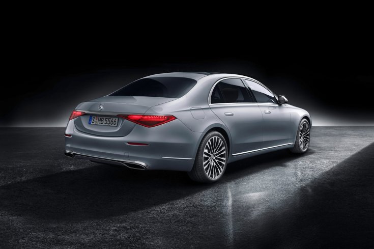 2021-es Mercedes S-osztály hátulról, féloldalról