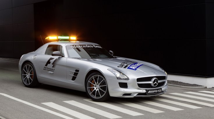 Mercedes SLS AMG féloldalról egy zebrán